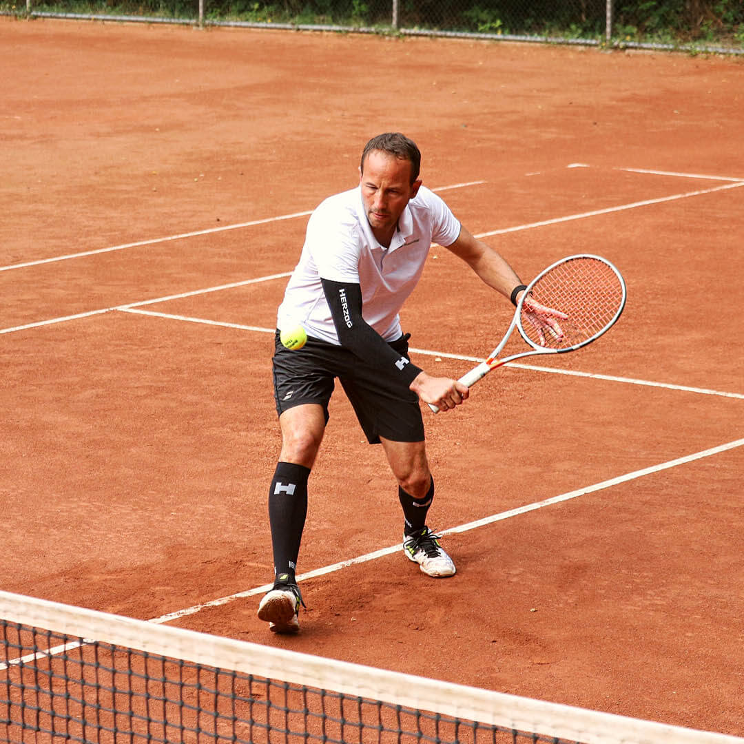 10-09-2019 - TENNIS - Dennis Kockx (27) 1080 x 1080 Tennisser in actie. Hij draagt de PRO Compressiekousen en de armsleeves van Herzog.