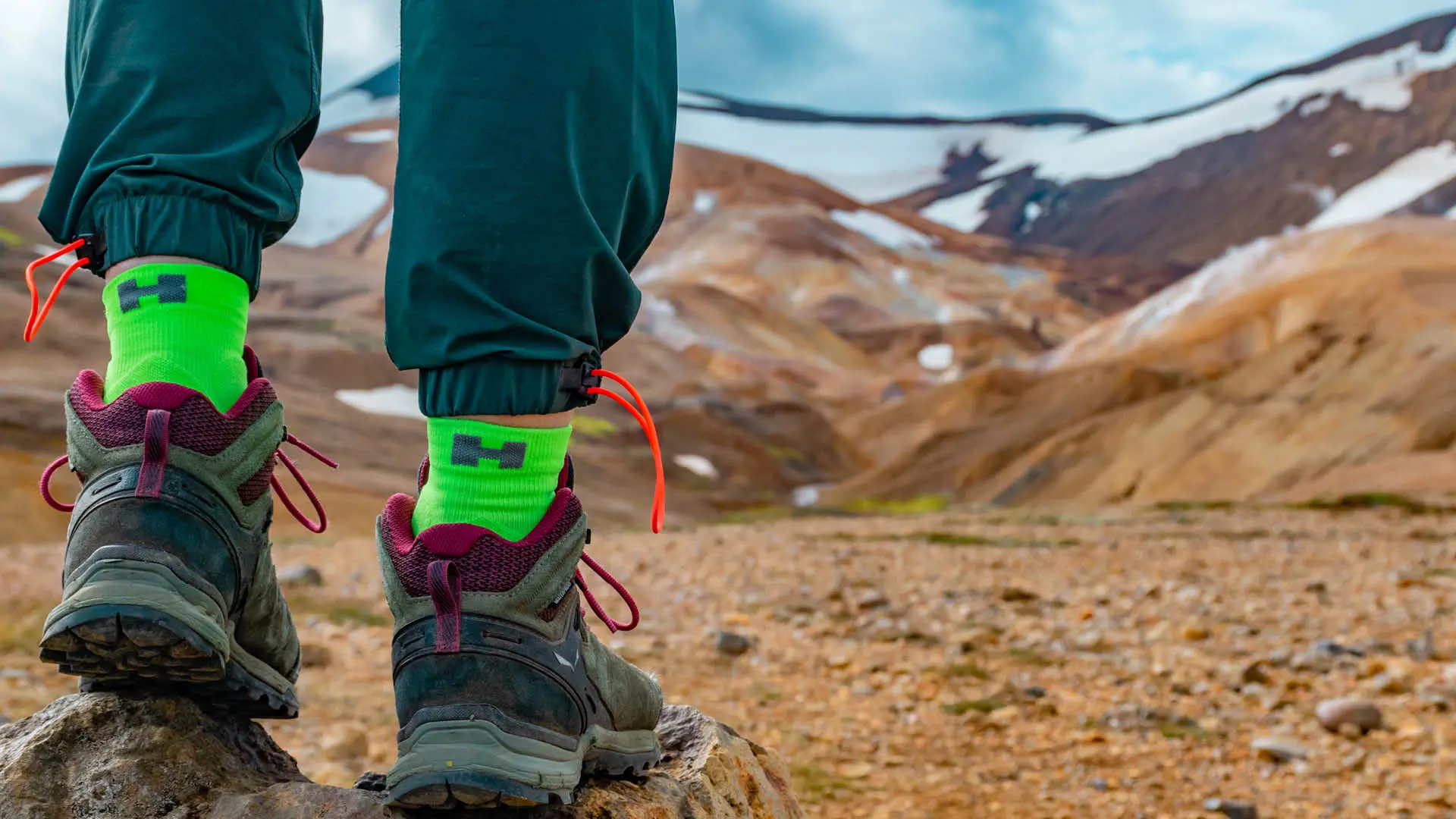 Bergschoenen met de groene compressie enkelsokken.