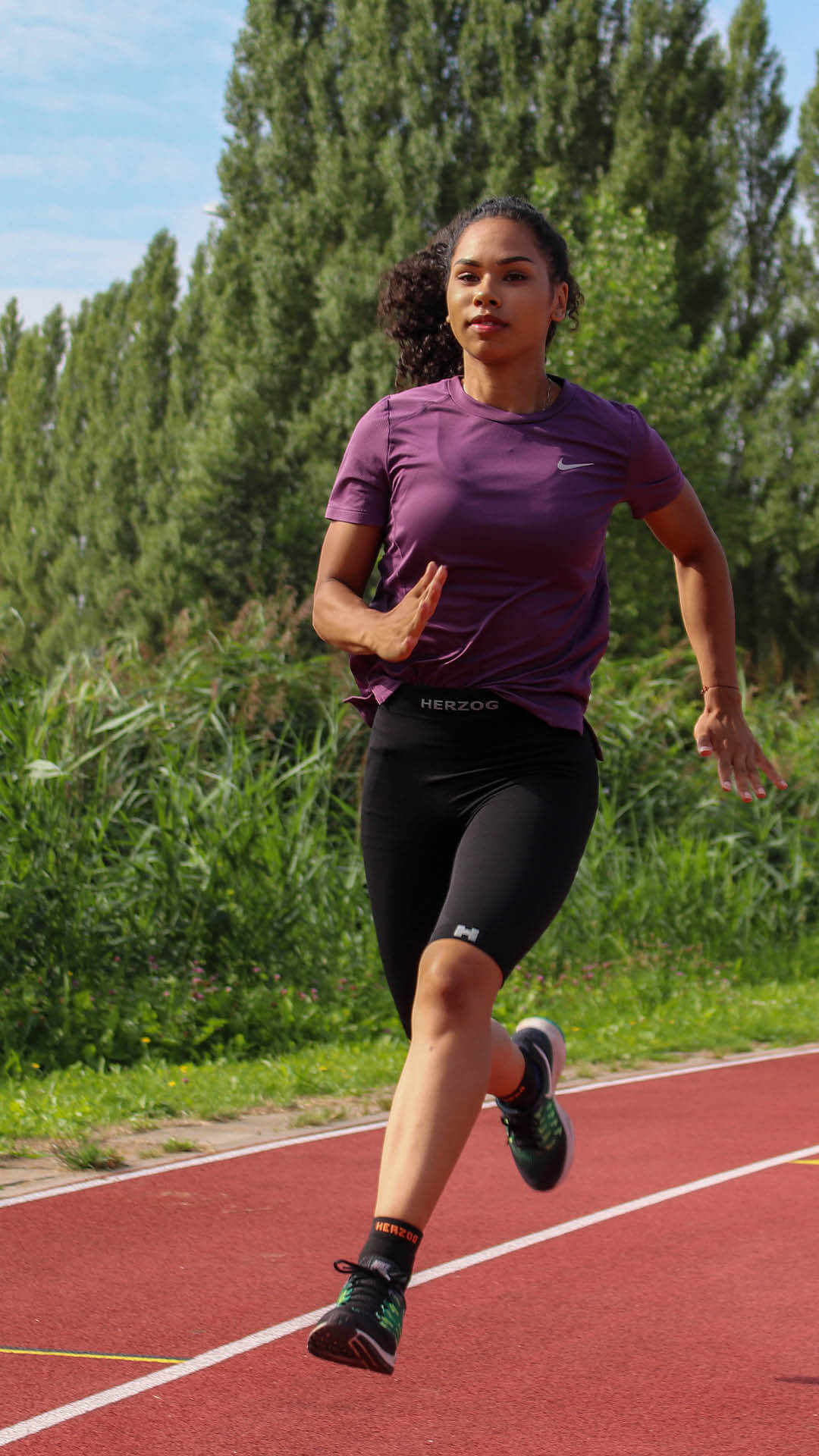 IMG_8682-2 1080 x 1920 Frau sprintet auf der Laufstrecke.