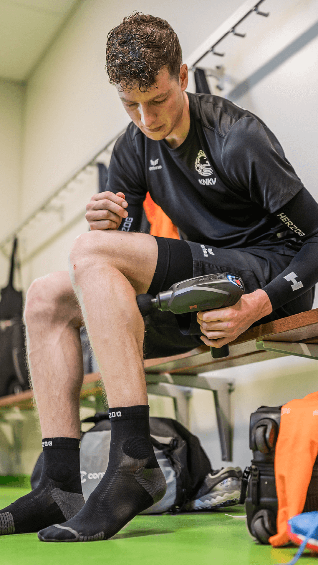 Korfballer Harjan gebruikt de Herzog massage gun