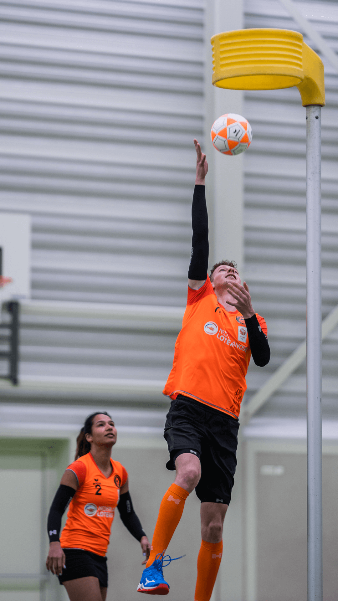 Korfballer Harjan korfbalt met Herzog