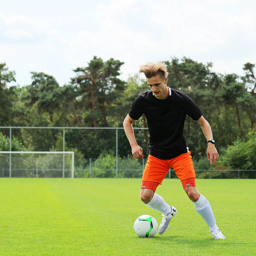 Voetballer met de Herzog Shorts De Herzog Compressie Short helpt tegen hamstring- en liesblessures