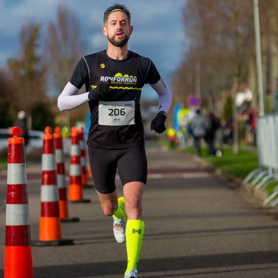 Tom Ehlen bij de Annendaalloop 2023 1080x1080 Tom Ehlen draagt de gele Herzog Compressiekousen bij de Annendaalloop 2023