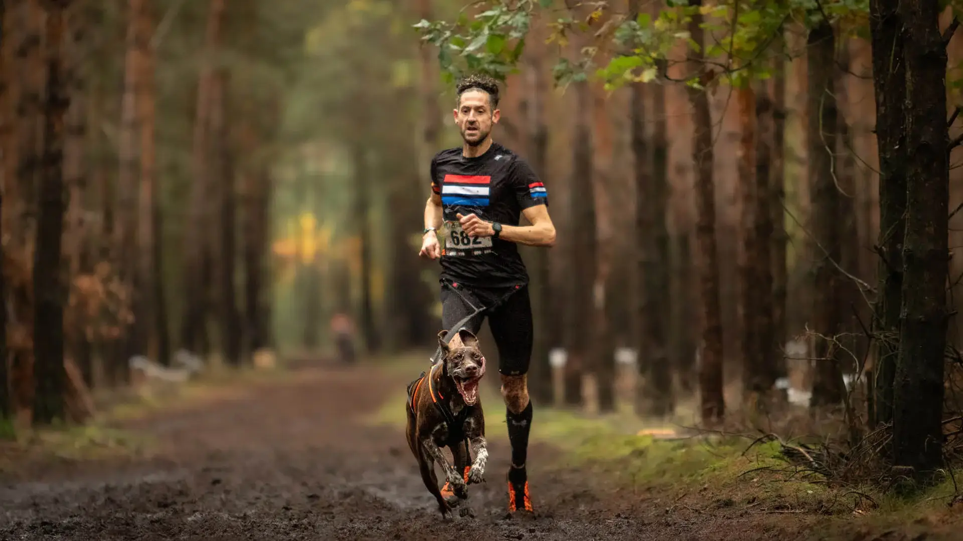 Tom Ehlen met hond Tobi. 1920x1080 Tom Ehlen draagt Herzog bij al zijn wedstrijden