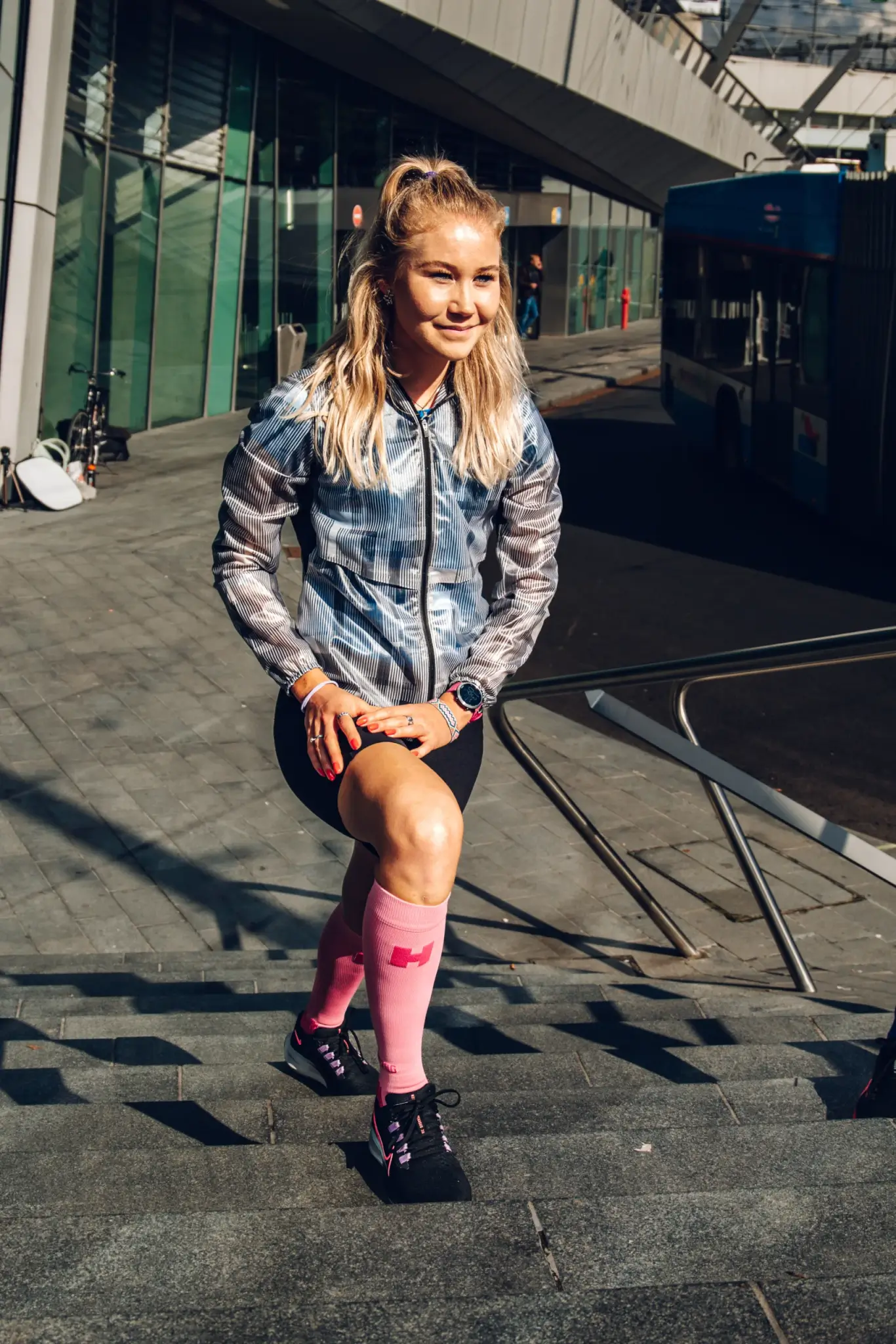 Vrouw stretcht haar been