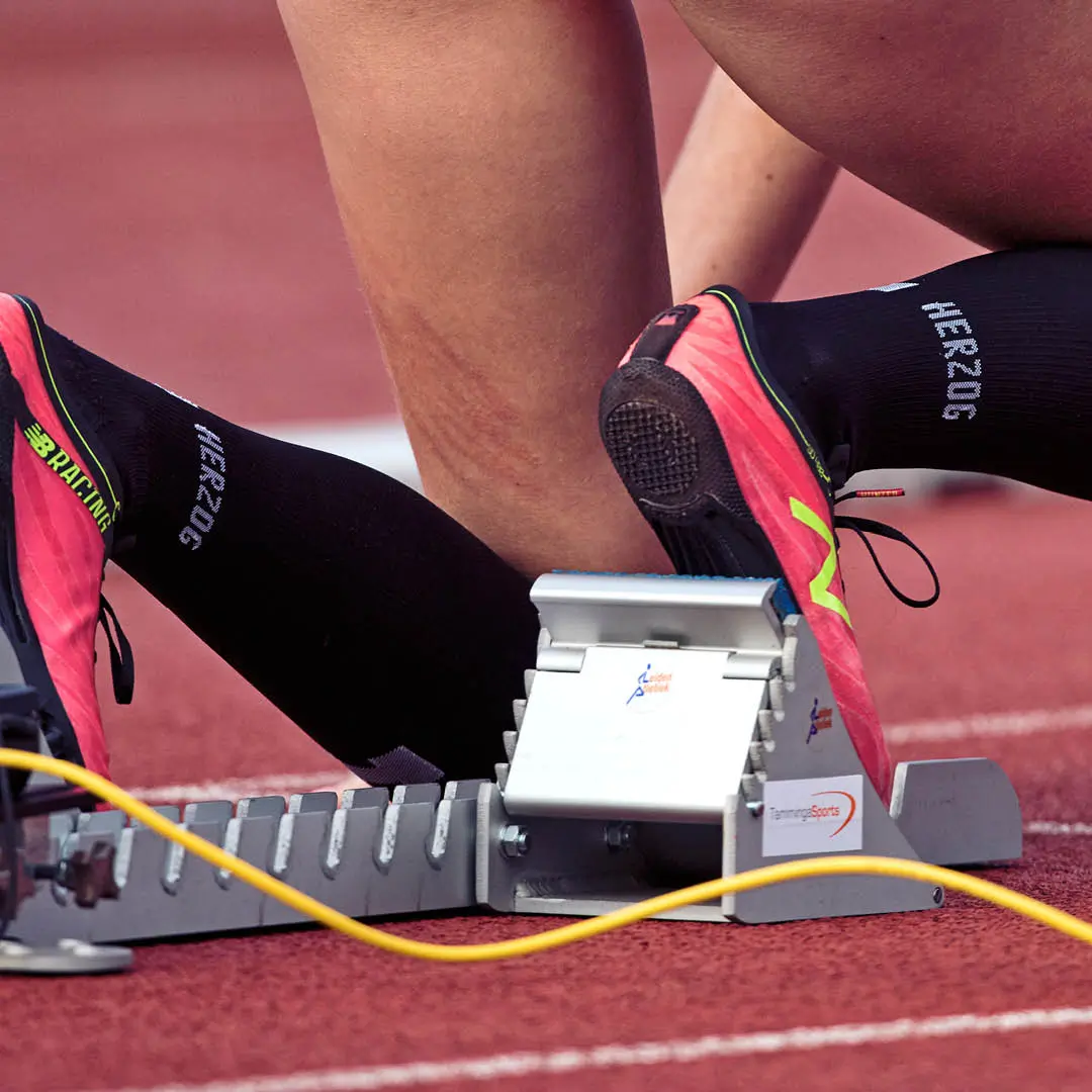 Herzog is proud sponsor of AtletiekUnie Vrouw staat klaar in de startblokken