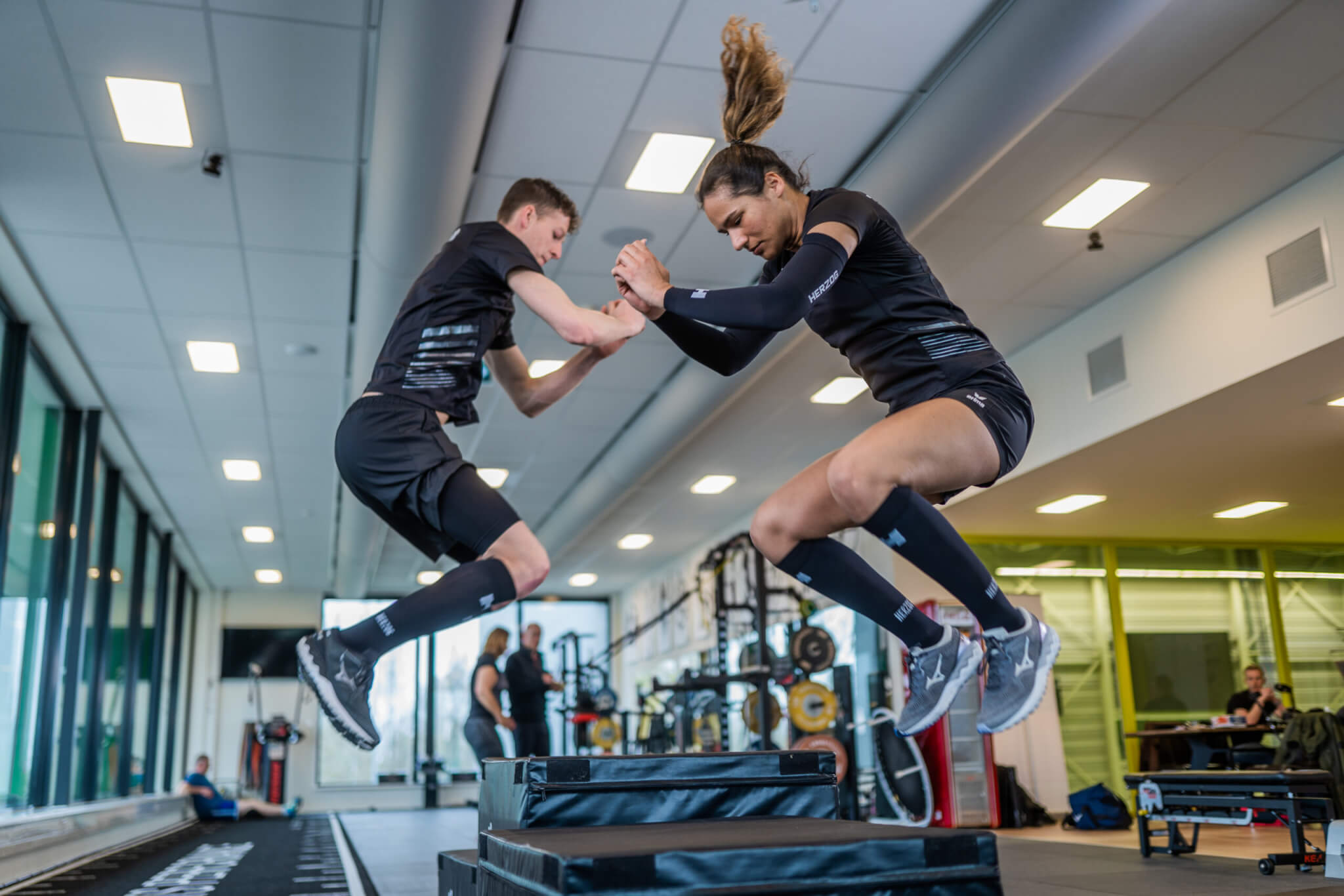 Wouter Keuris Fotografie-16 2 korfballers doen een boxjump