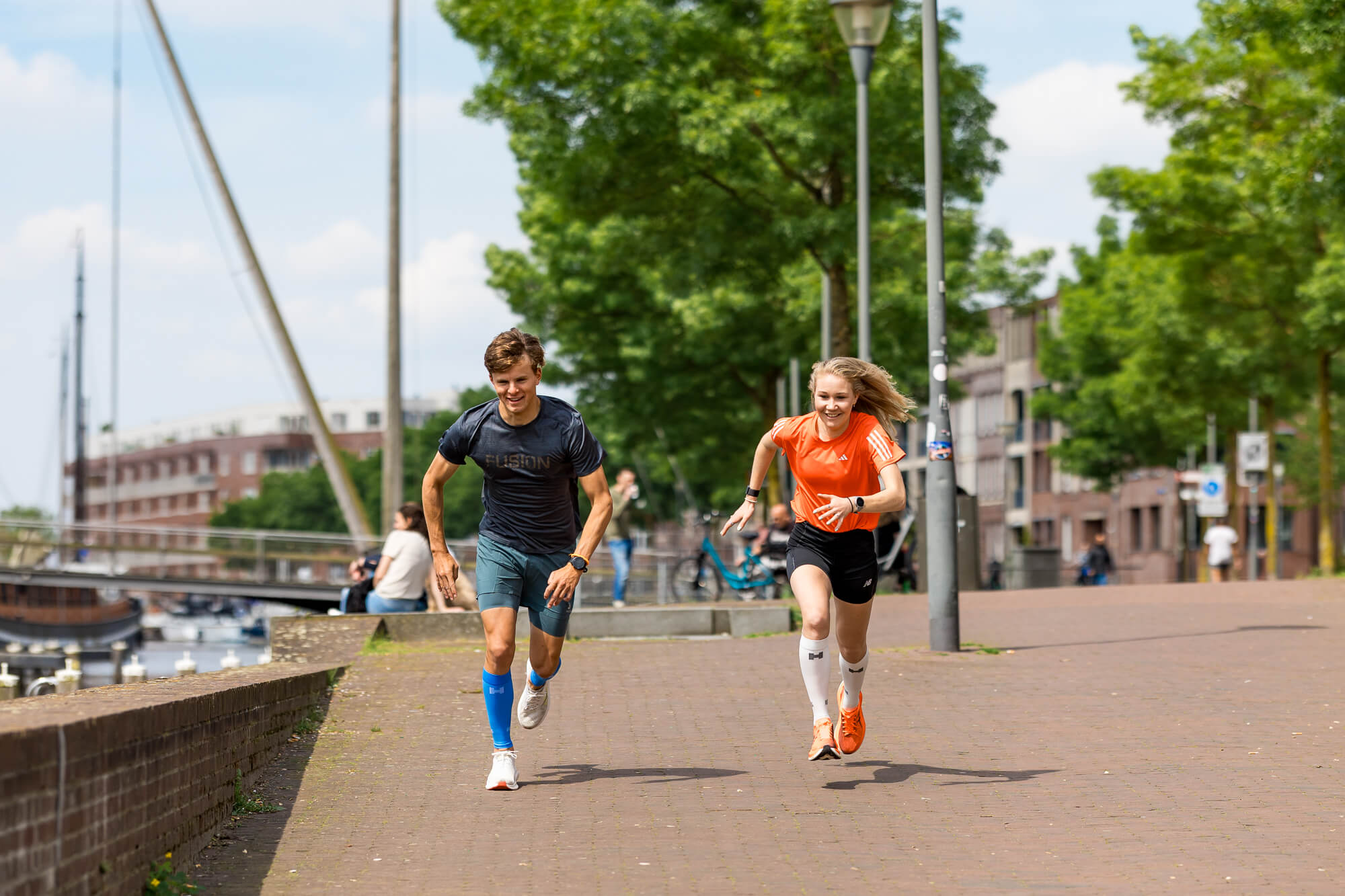 Jongen en meisje doen sprintje tegen elkaar