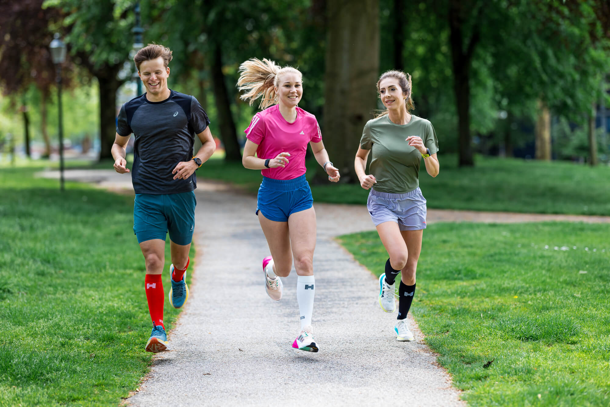 3 vrienden zijn lachend aan het hardlopen