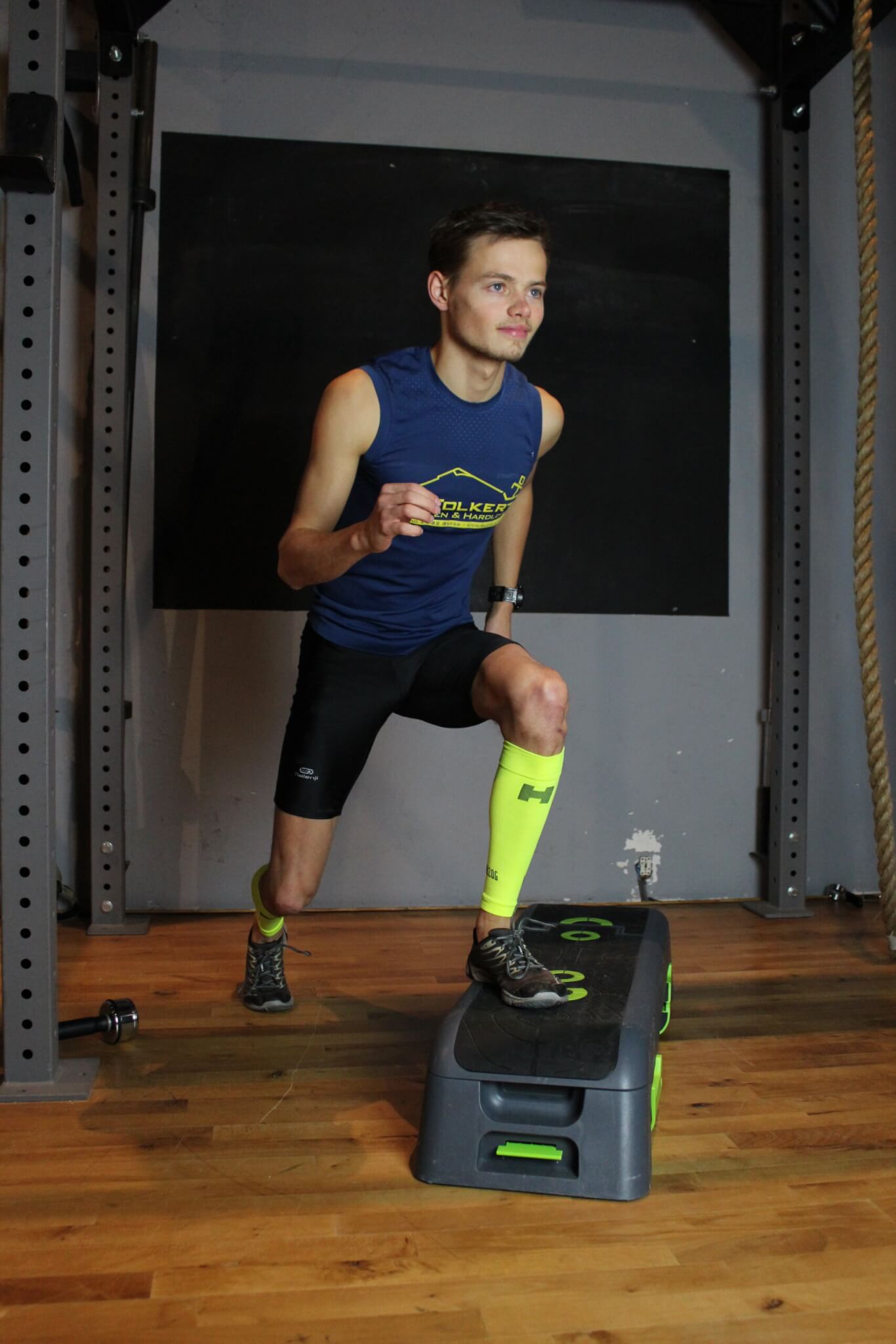 Fitness - Bodyflash (30) Man doet lunges op box