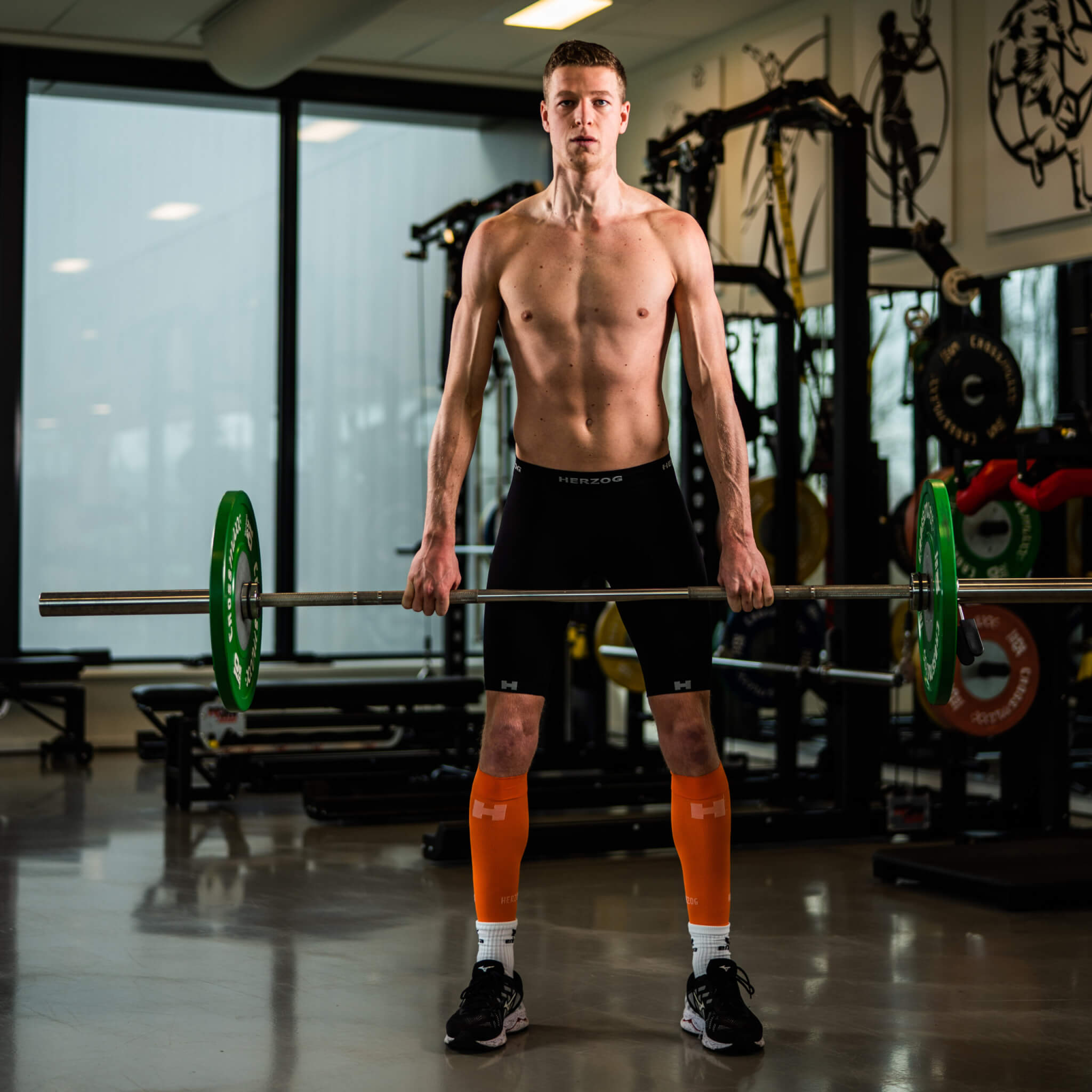 Harjan-Visscher deathlift gewicht met de Herzog compressiekousen aan in de sportschool.