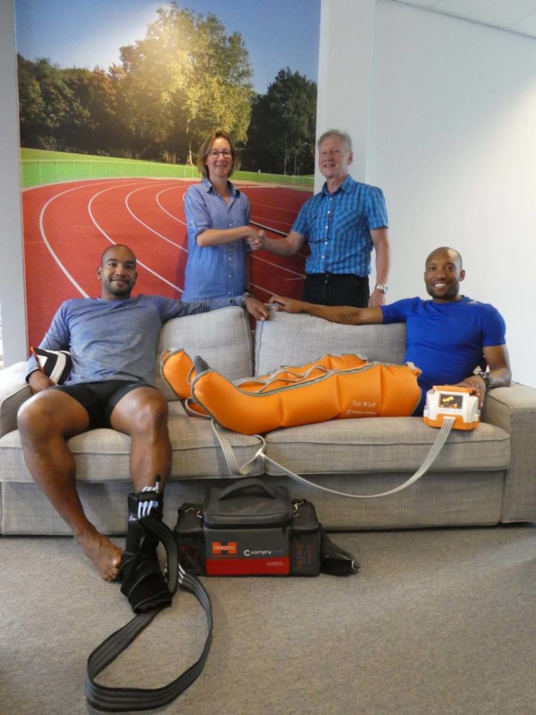 Joëlle Staps, directeur Atletiekunie a.i. - Harald Herzog, directeur Herzog Medical - sprinter Giovanni Codrington - hink-stap-springer Fabian Florant